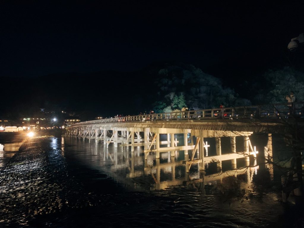 京都　嵐山花灯路 見どころ　渡月橋 ライトアップ